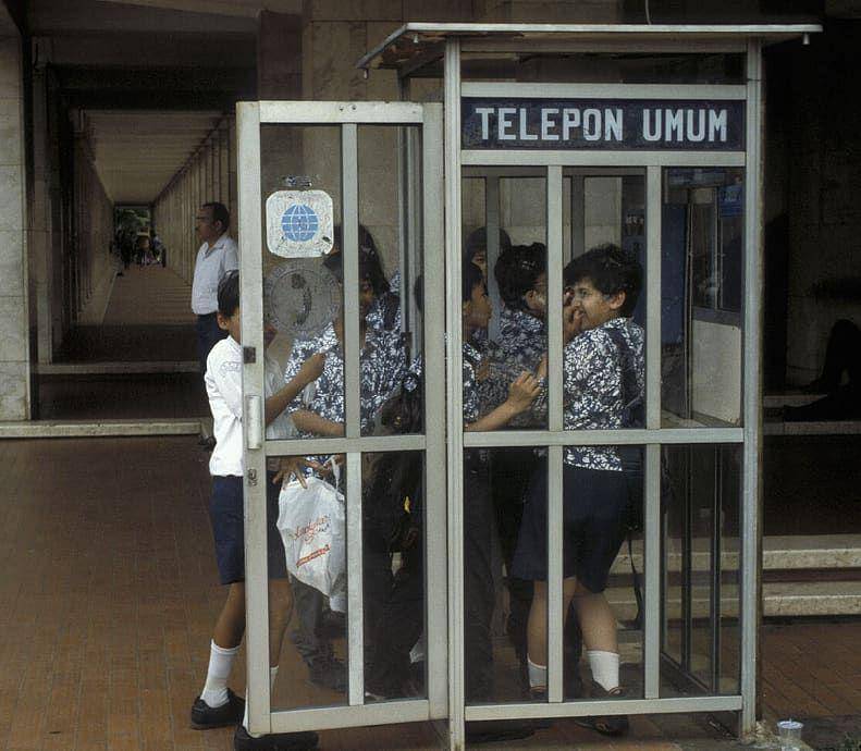 potret anak-anak menggunakan telepon umum (instagram.com/perfectlifeid)