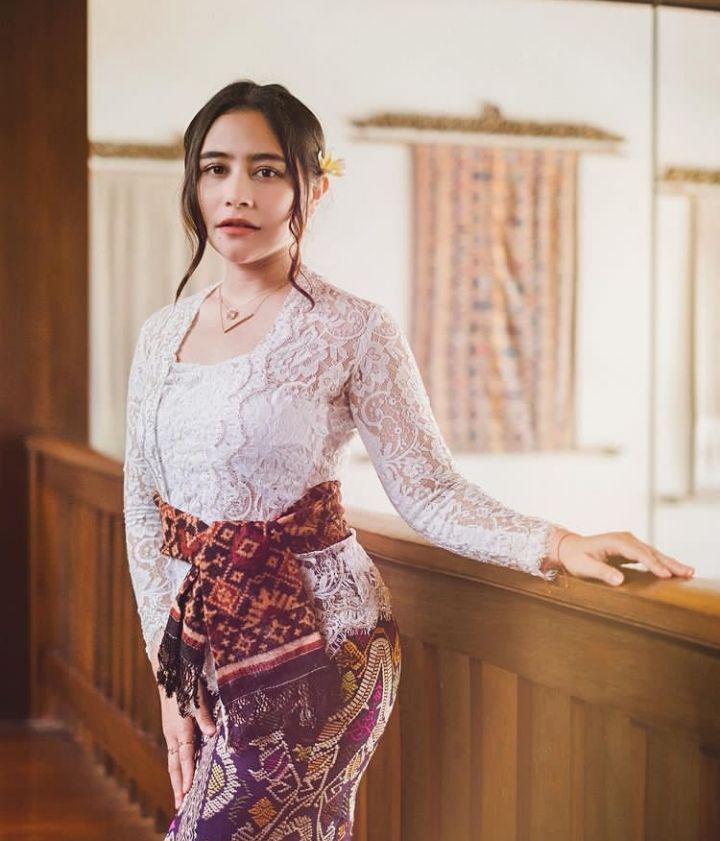 Prilly Latuconsina (instagram.com/prillylatuconsina96)