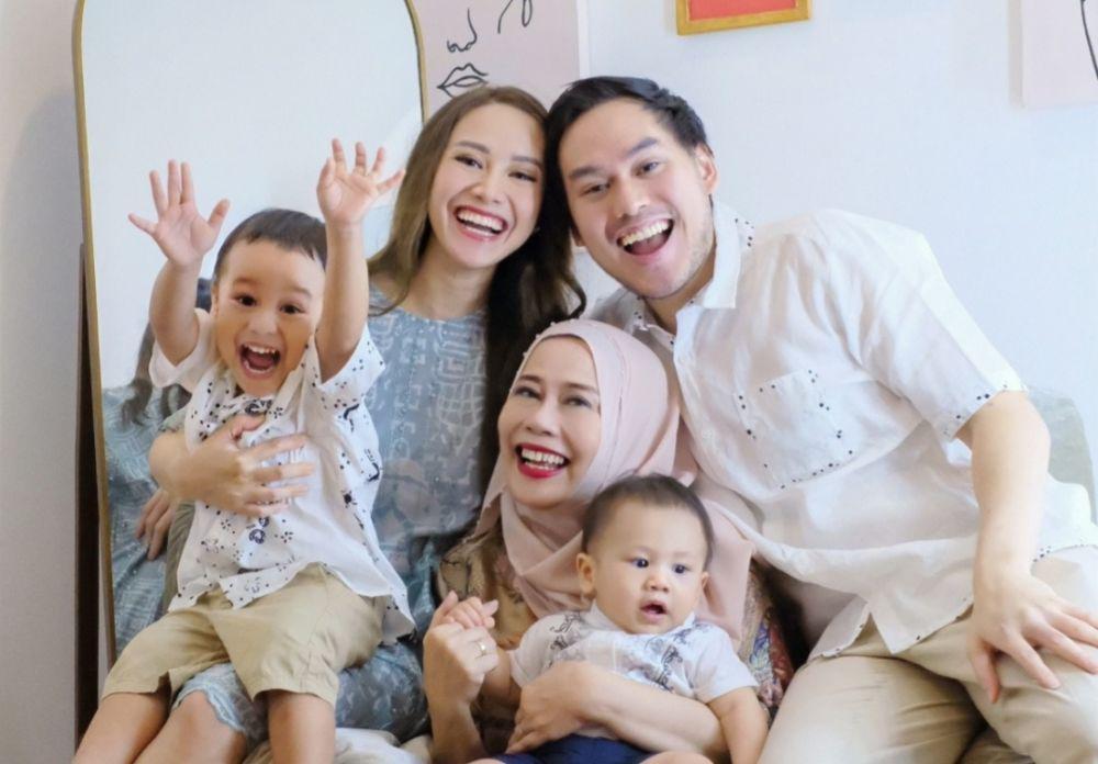 Keibuan Banget, 9 Potret Dewi Yull bersama Anak dan Cucunya