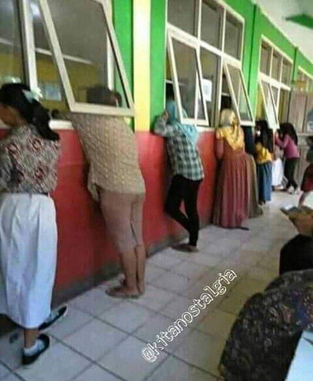 potret orang tua yang menemani anaknya sekolah (instagram.com/nostalgiajadul)