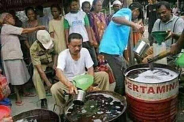potret warga mengantre minyak tanah (instagram.com/temannostalgia)