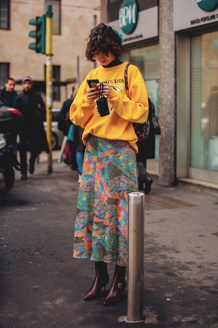 Sweater, rok, dan boots (vogue.it)