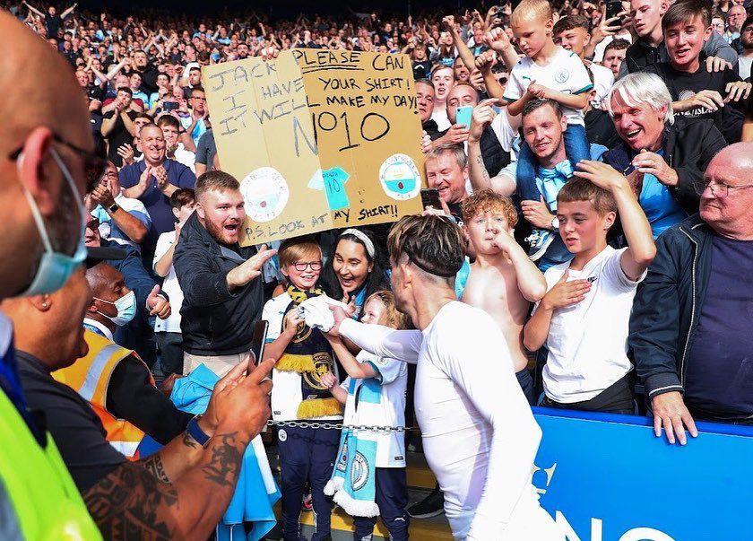 potret Jack Grealish saat memberikan jersey miliknya kepada fans (twitter.com/JackGrealish)