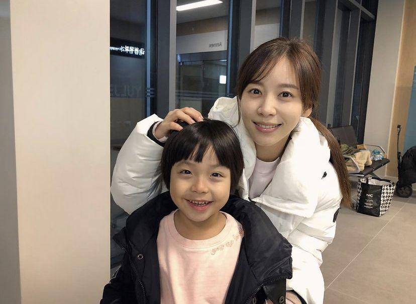 Hong Ji Hee (instagram.com/memories_of_jh)
