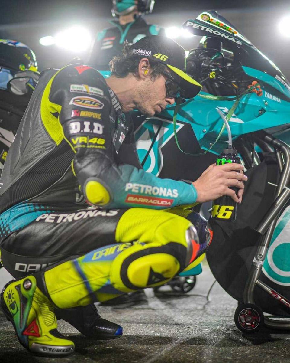 Rossi jongkok di samping motor (instagram.com/valeyellow46)
