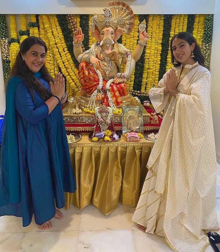 Sara Ali Khan dan mama (instagram.com/saraalikhan95)