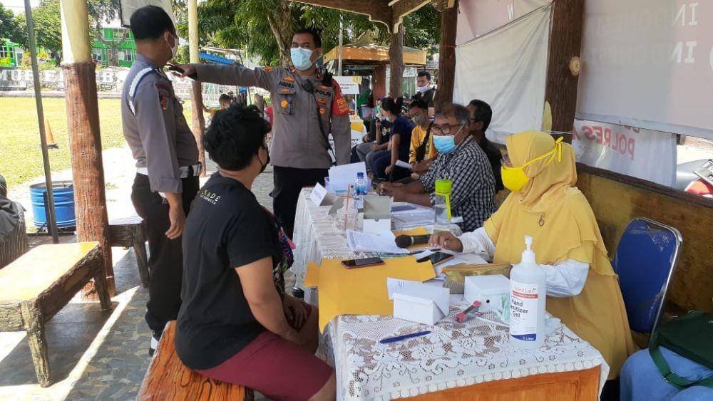 Kapolsek Beji, Kompol Agus Khaeron meninjau pelaksanaan vaksinasi presisi yang digelar Polsek Beji. (Istimewa)