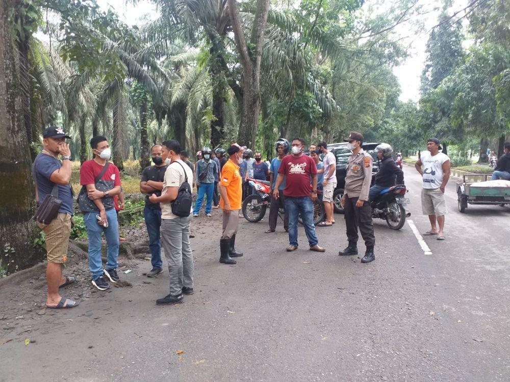 Petugas kepolisian dan masyarakat yang memadati penemuan jenazah (IDN Times/ istimewa)
