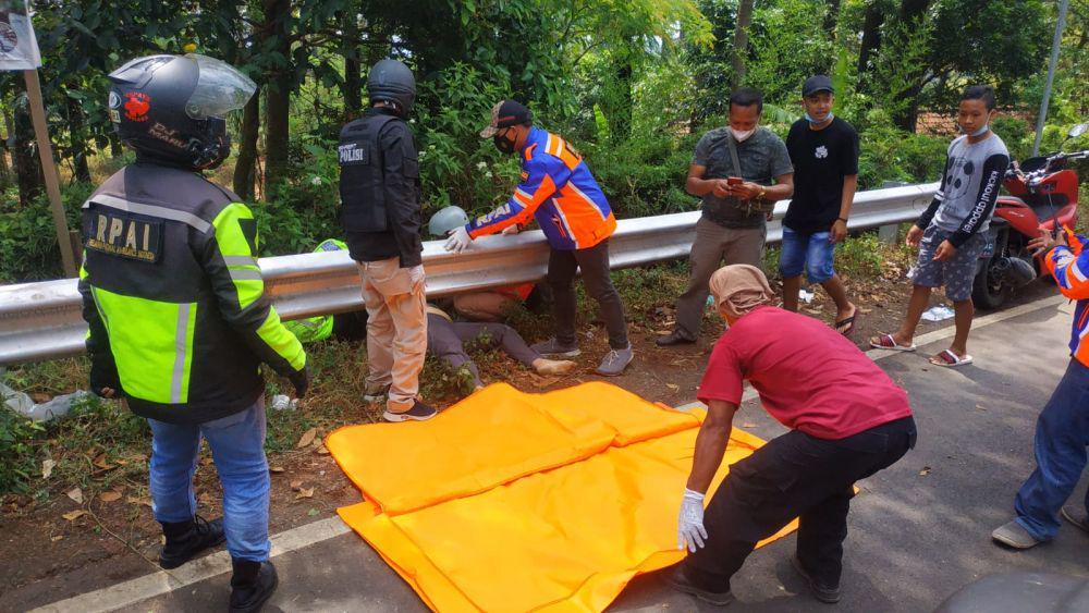 Rem Blong, Ibu-Anak Tabrak Pembatas Jalan Cangar