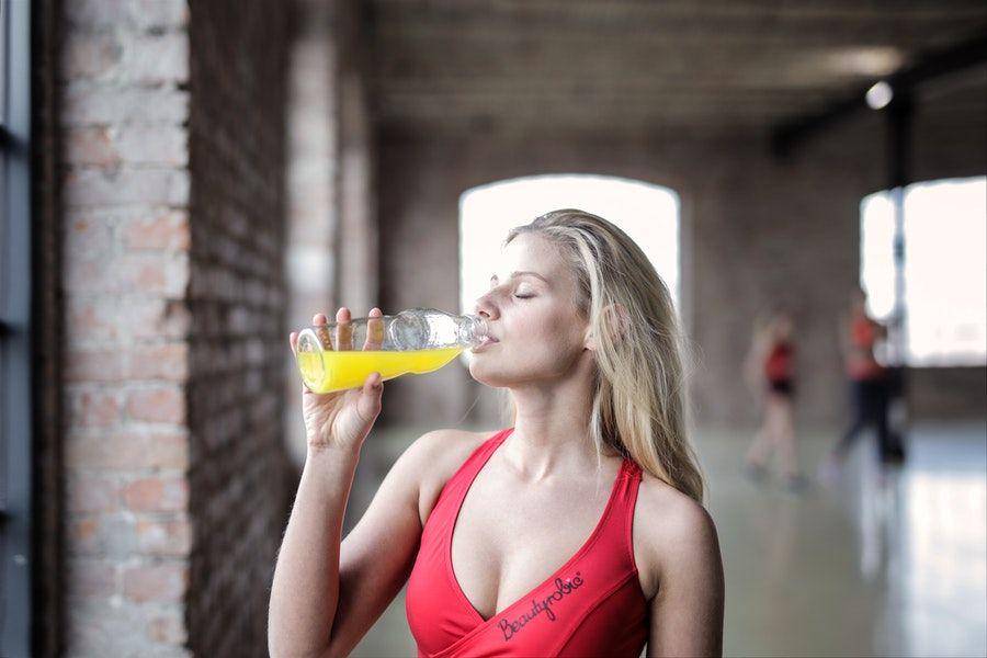 ilustrasi perempuan minum sports drink (pexels.com/Andrea Piacquadio)