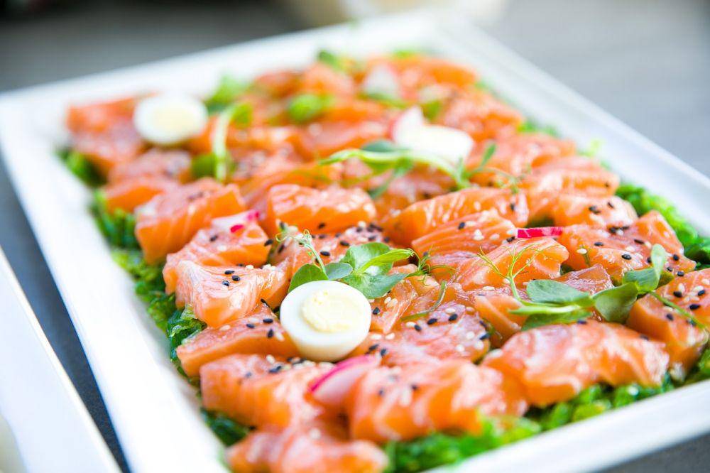 ilustrasi smoked salmon with pineapple sauce (pexels.com/Marianna)