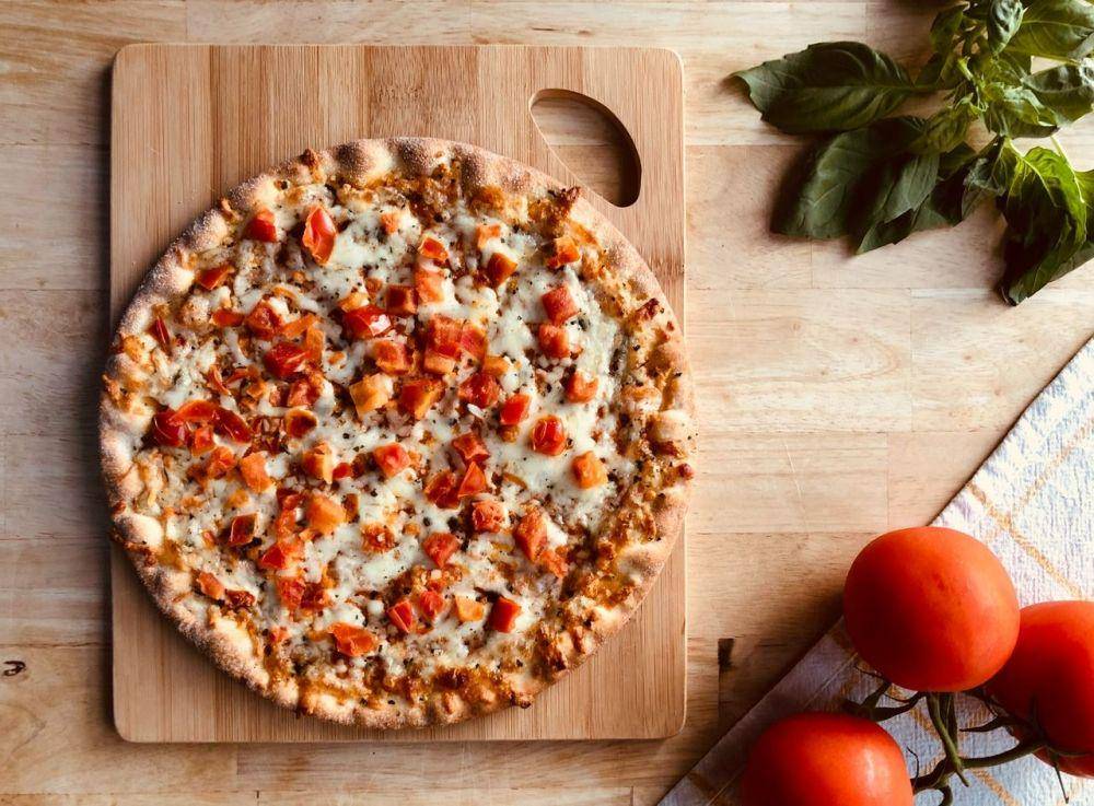 ilustrasi pizza with pineapple sauce (unsplash.com/Saahil Khatkhate)