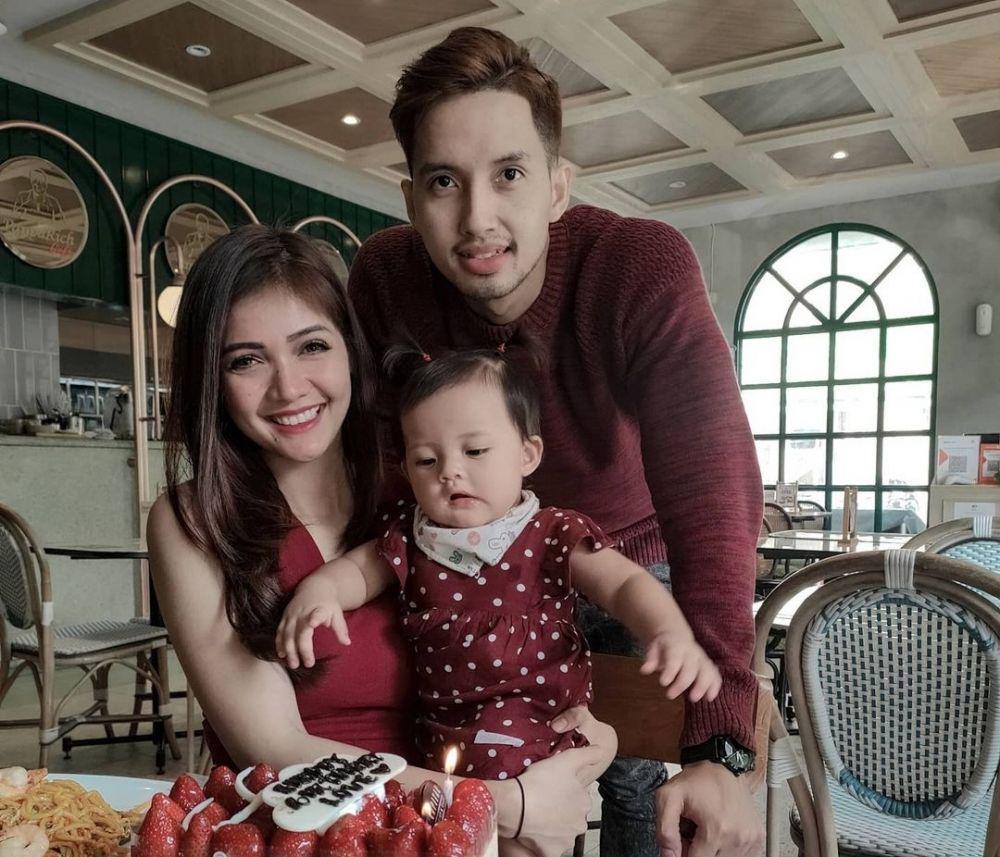 9 Potret Bahagia Keluarga Kecil Presenter Kartika Berliana