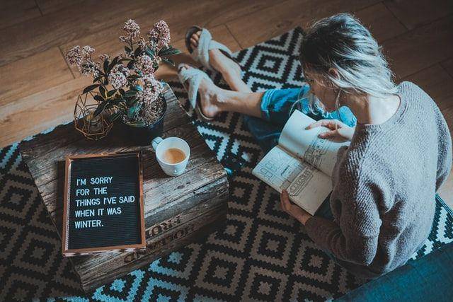 ilustrasi perempuan membaca buku (unsplash.com/heftiba)