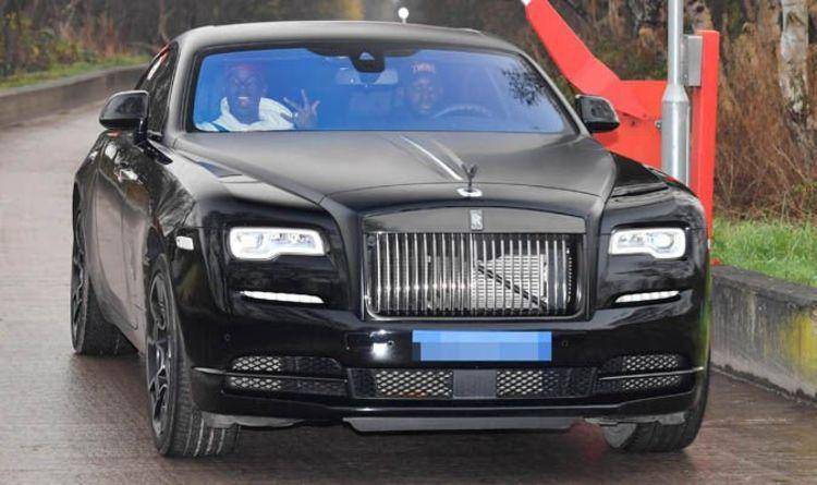 potret Paul Pogba di dalam Black Badge Rolls Royce Wraith (express.co.uk)