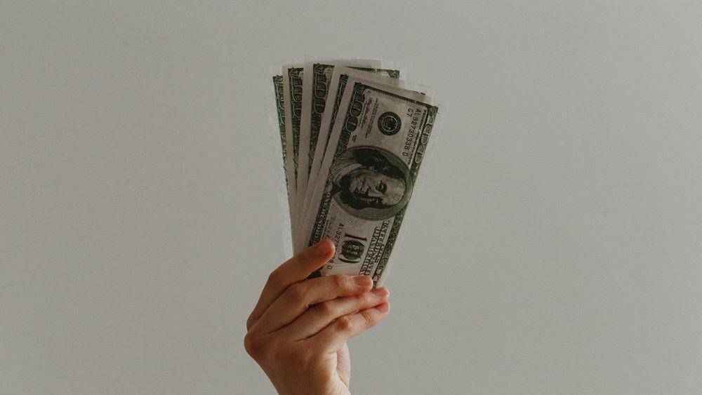 ilustrasi dolar Amerika (unsplash.com/Jp Valery)