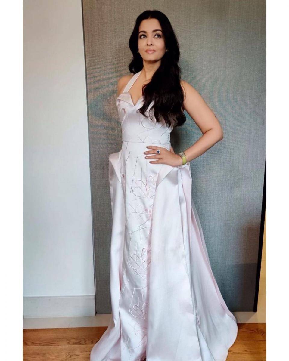 Style Glamor Aishwarya Rai (instagram.com/aishwaryaraibachchan_arb)