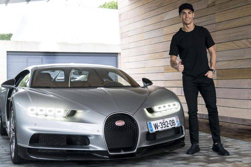 potret Cristiano Ronaldo bersama Bugatti Chiron (car.blog.br)