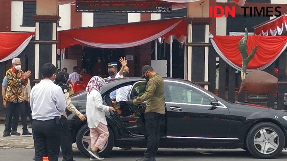 Presiden Jokowi dan Ibu Iriana saat hendak meninggalkan SMA N 1 Kartasura. IDN Times/Larasati Rey
