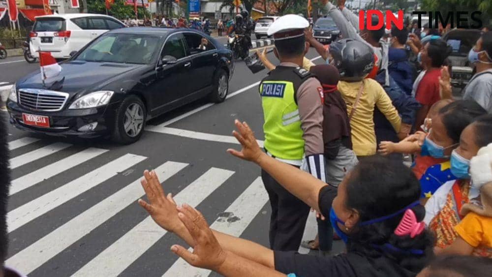 Presiden Jokowi membagikan kaos kepada warga di Kartasura, Sukoharjo. IDN Times/Larasati Rey