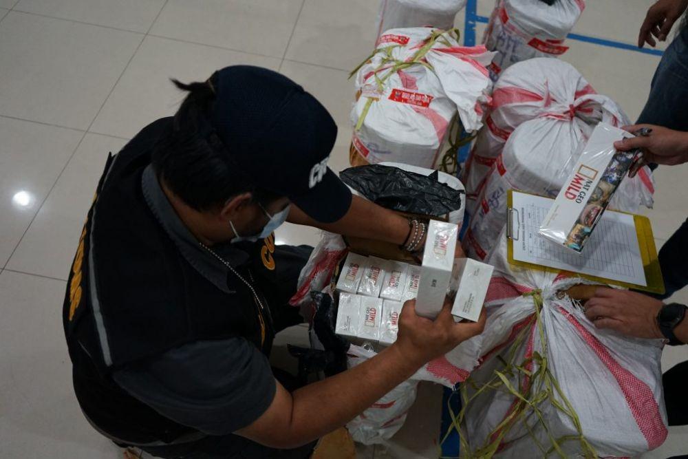 KPPBC Bandar Lampung melakukan penindakan terhadap 2.210.200 juta batang rokok non cukai alias ilegal. (IDN Times/Istimewa)