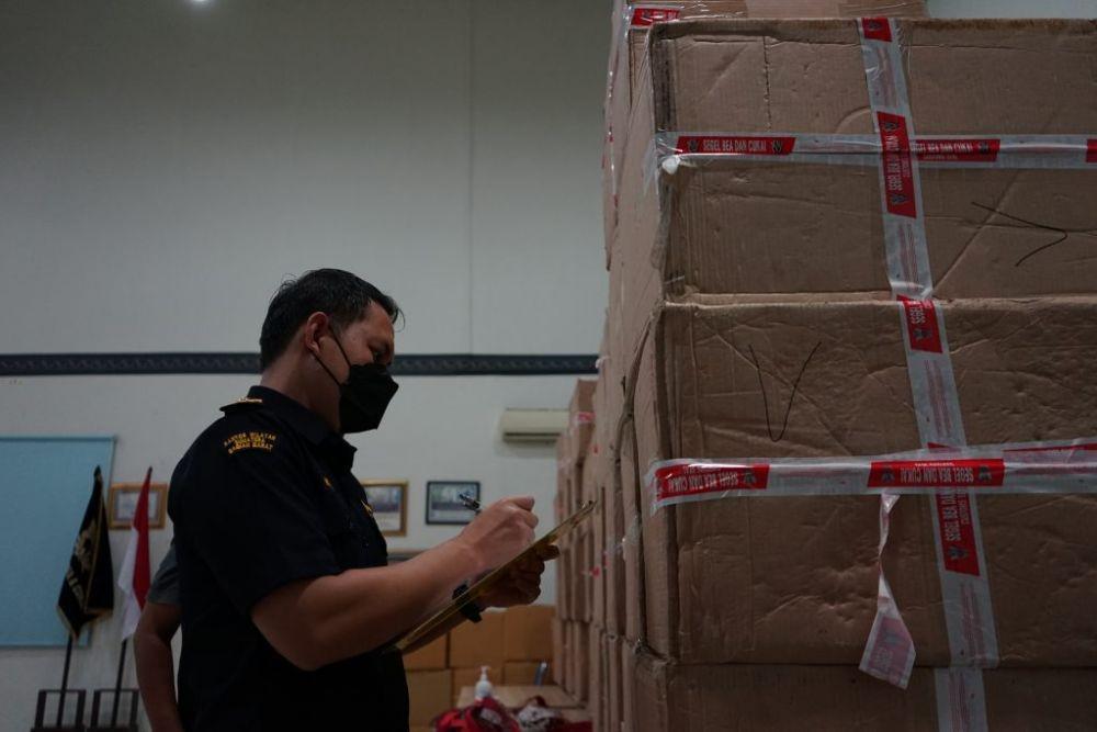 KPPBC Bandar Lampung melakukan penindakan terhadap 2.210.200 juta batang rokok non cukai alias ilegal. (IDN Times/Istimewa)