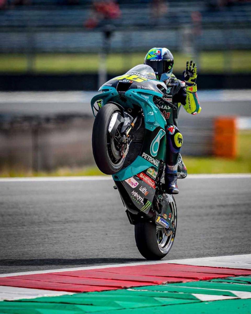 Rossi melakukan aksi wheelie (instagram.com/valeyellow46)