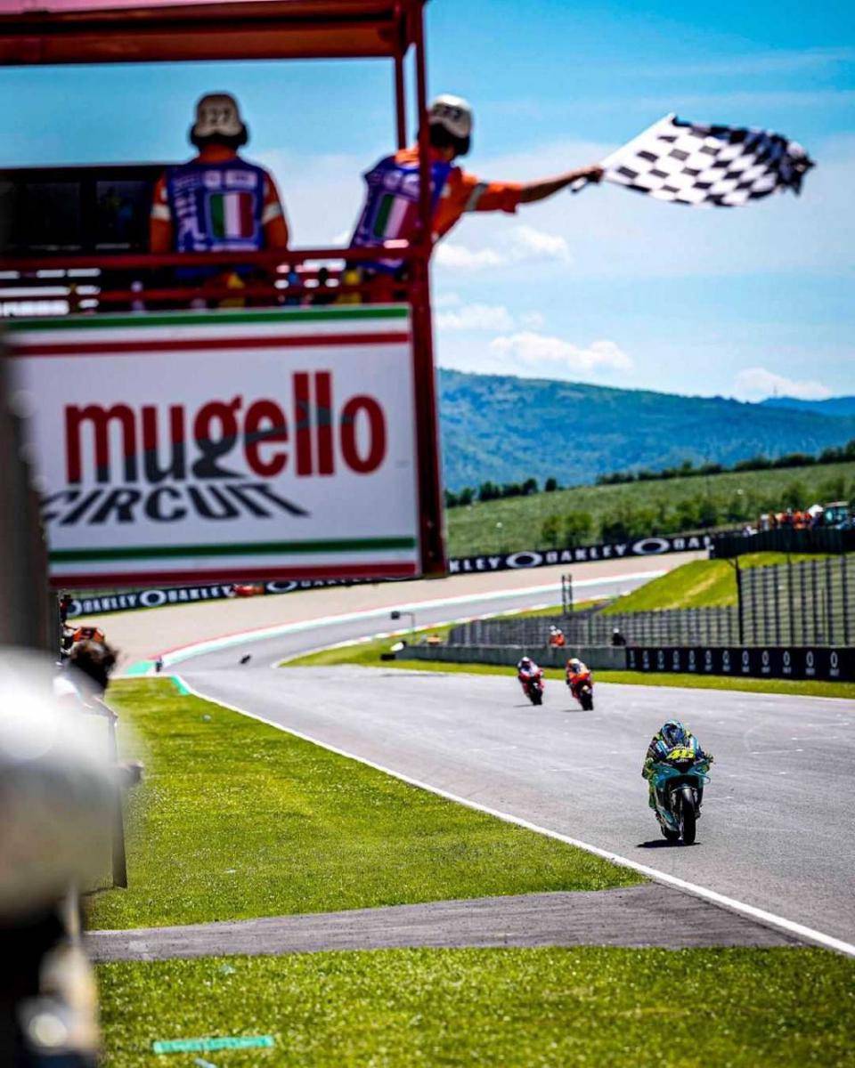 Rossi menuju garis finis (instagram.com/valeyellow46)
