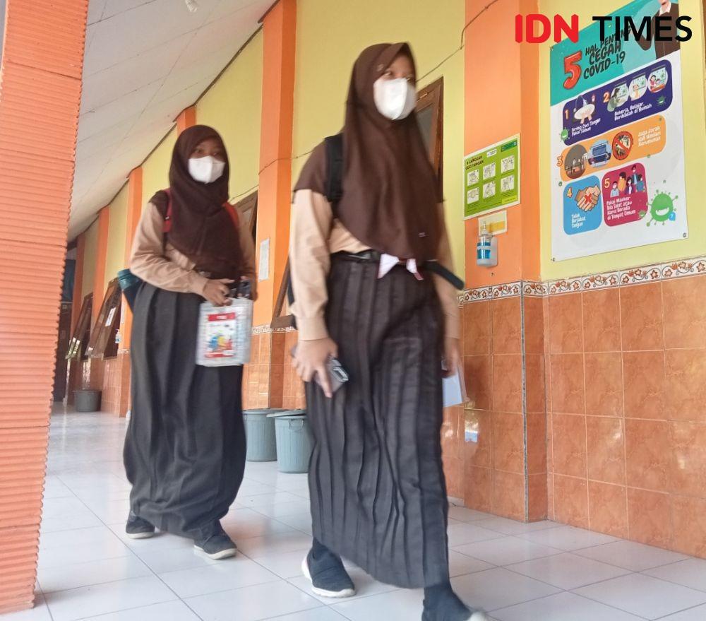 Sejumlah siswa SMPN 1 Mejayan, Kabupaten Madiun usai mengikuti PTM terbatas, Jumat (10/9/2021). IDN Times/Nofika Dian Nugroho
