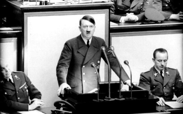 potret Adolf Hitler saat berpidato (nationalinterest.org)