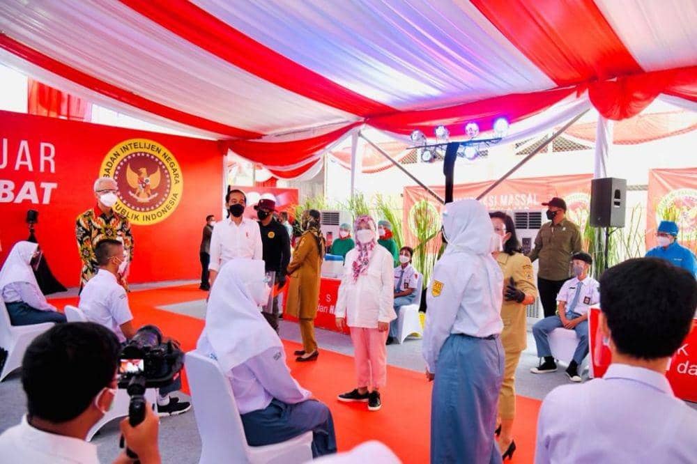 Presiden Jokowi tinjau vaksinasi di SMA N 1 Kartasura. Dok /Biro Pers Sekretariat Presiden
