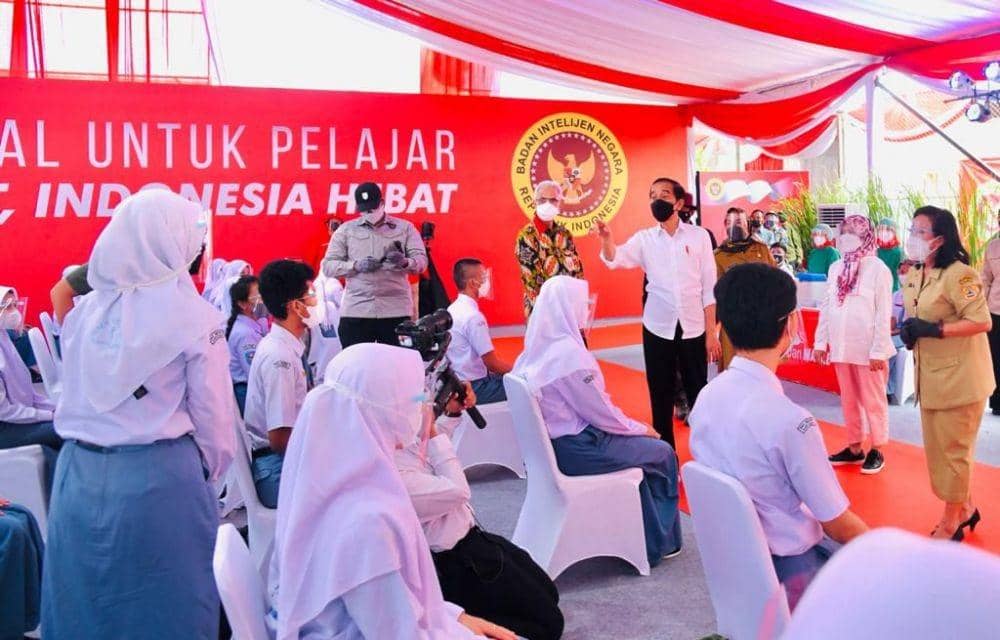 Jokowi Beri Sepeda Pelajar di Sukoharjo yang Takut Vaksin COVID-19