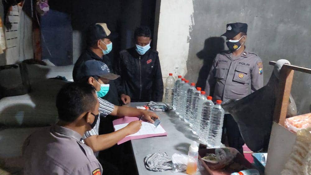 Polisi saat melakukan razia miras.IDN Times/Istimewa