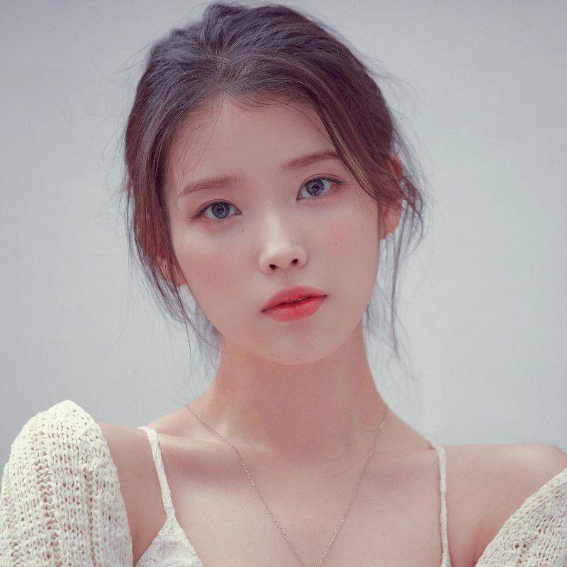 IU (kpopping.com)