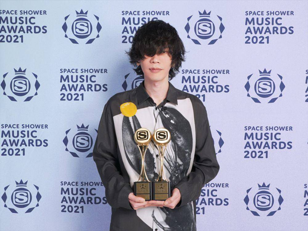Kenshi Yonezu saat menerima penghargaan. (twitter.com/@awards_sstv)