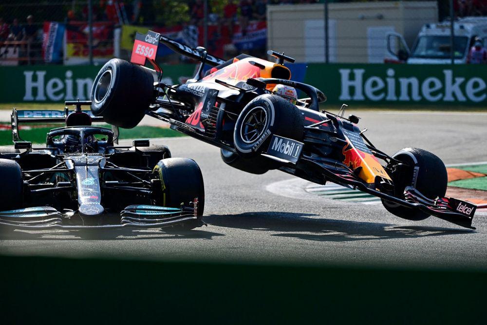 Mobil Verstappen yang terbang saat balapan pada GP Italia (twitter.com/F1)