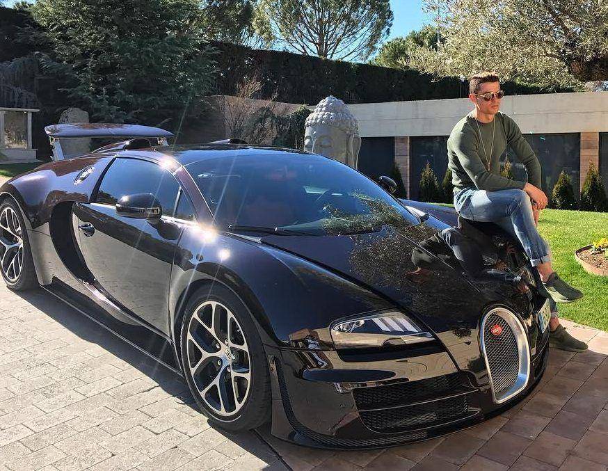 potret Cristiano Ronaldo dan Bugatti Veyron (the-sun.com)