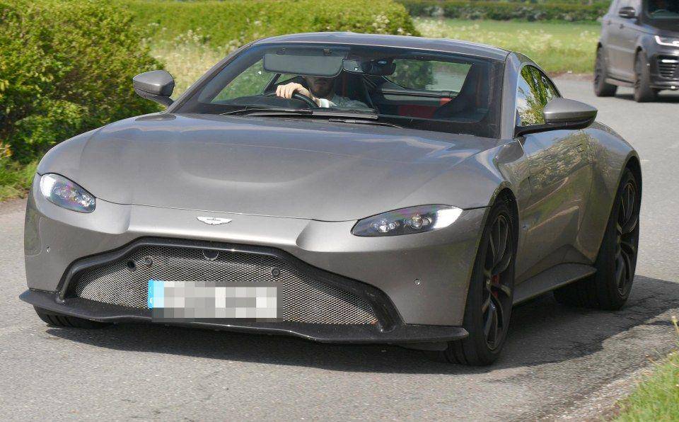 potret David De Gea mengendarai Aston Martin Vantage (thesun.ie)