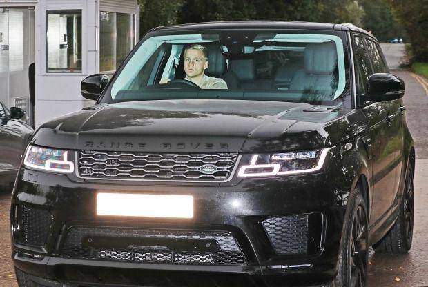 potret Donny van de Beek mengendarai Range Rover SVAutobiography (the-sun.com)