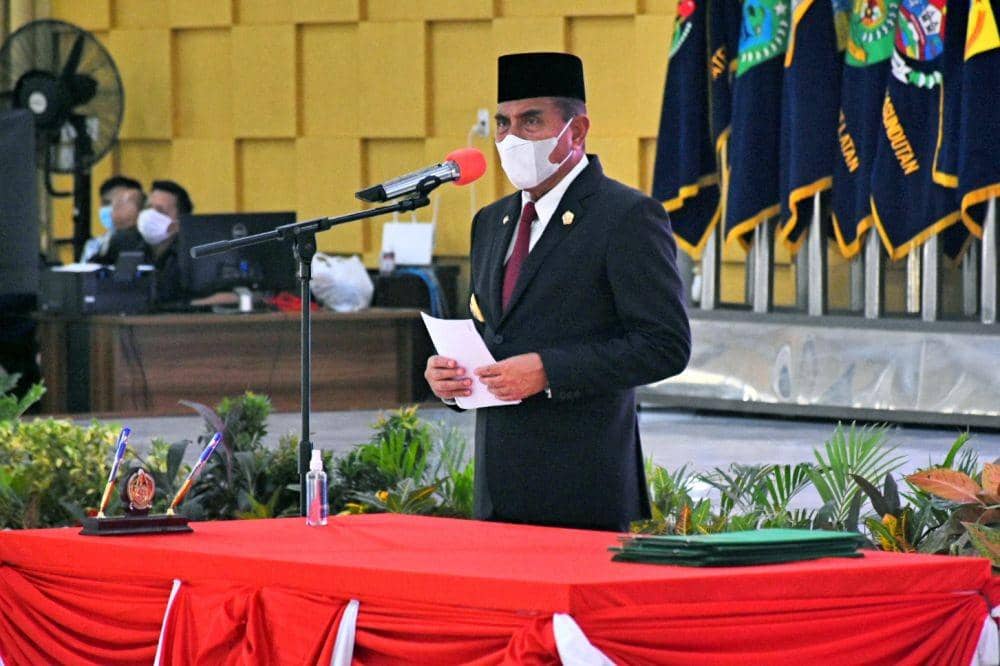 Gubernur Sumut Edy Rahmayadi saat melantik Bupati Labuhanbatu Erik Adtrada Ritonga dan Wakilnya Ellya Rosa Siregar, Senin (13/9/2021). (Dok Diskominfo Sumut)