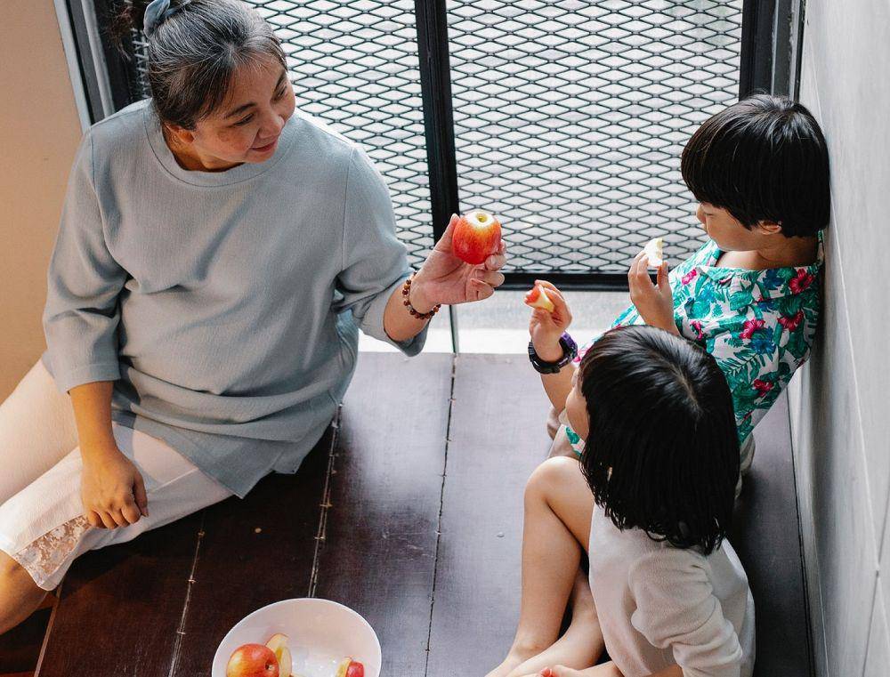 ilustrasi anak makan buah (pexels.com/alex green)