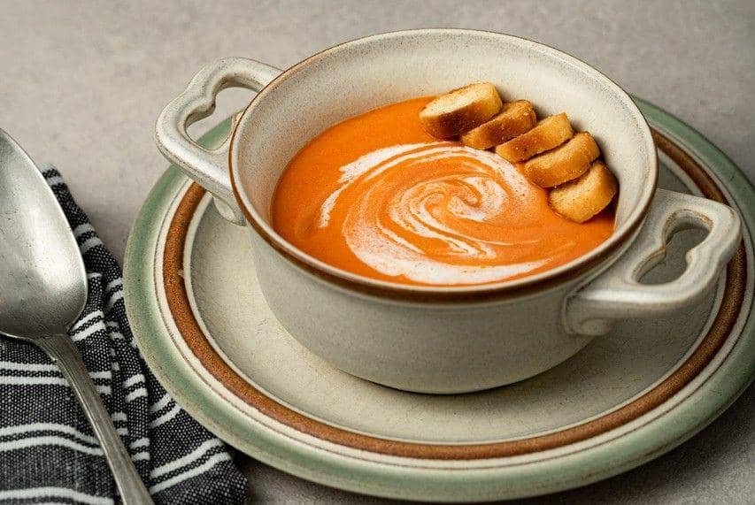 ilustrasi creamy pumpkin soup with crouton (pexels.com/Monica Turlui)