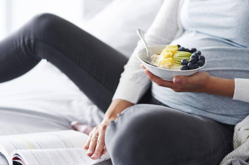 ilustrasi makan Greek yogurt (freepik.com/gpointstudio)