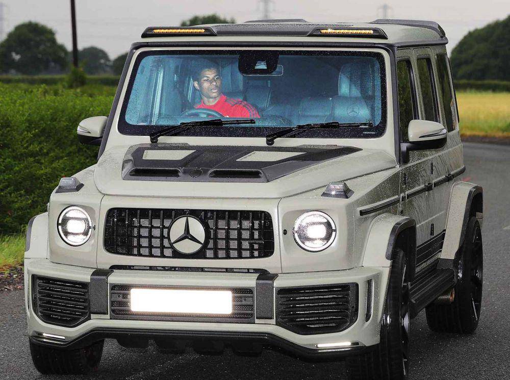 potret Marcus Rashford mengendarai Mercedes-Benz G63 AMG (soccerbible.com)