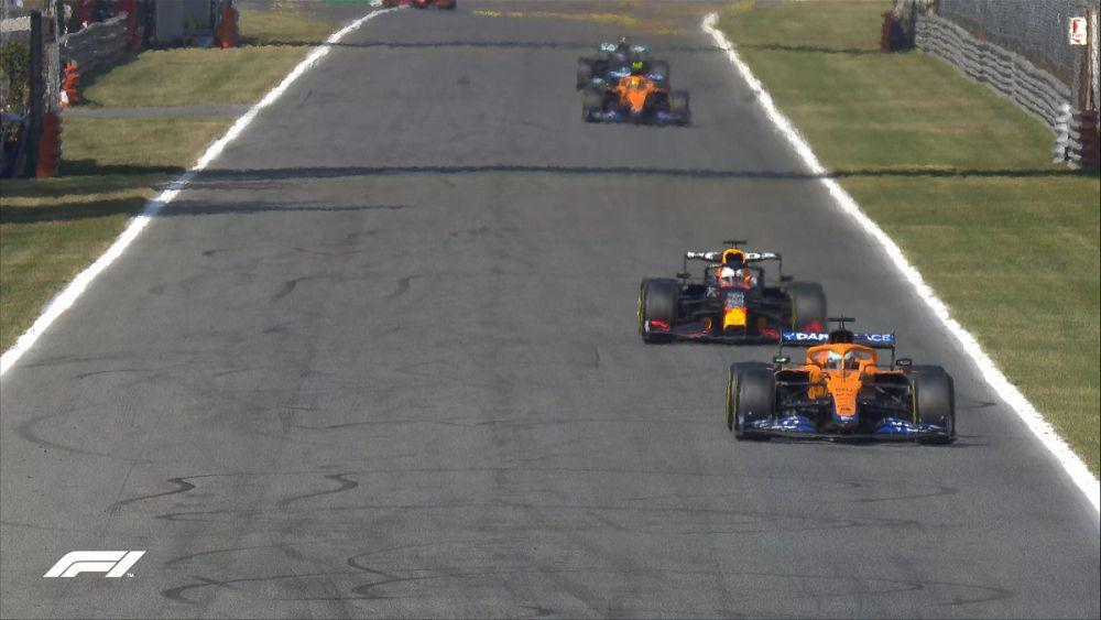 Ricciardo berada di depan Verstappen pada GP Italia (twitter.com/F1)