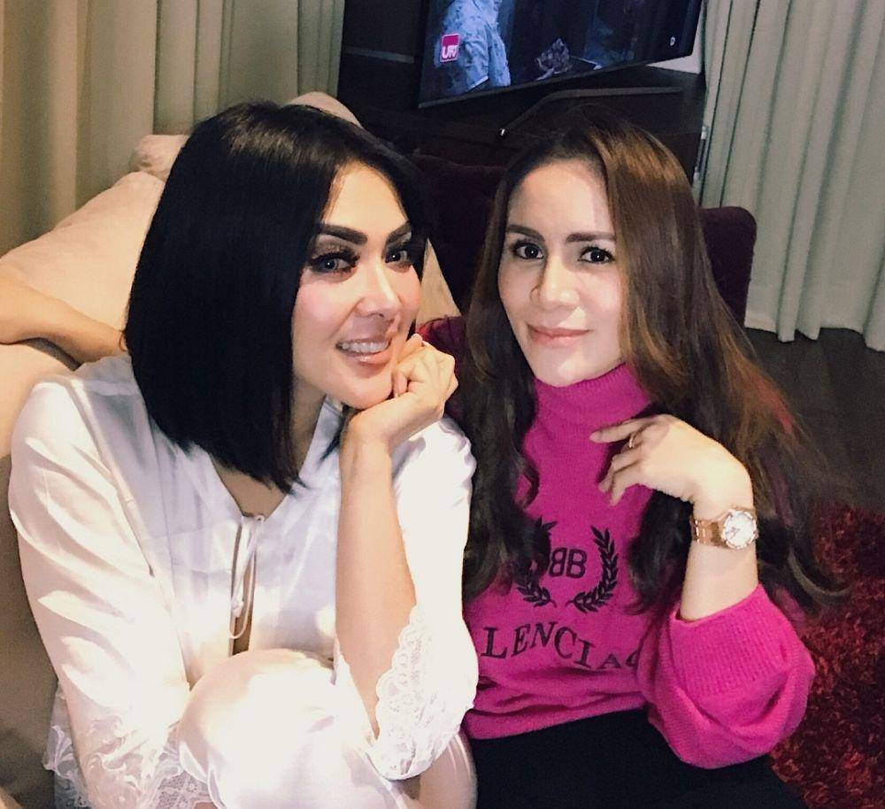 Momo Geisha bersama Syahrini(instagram.com/therealmomogeisha)