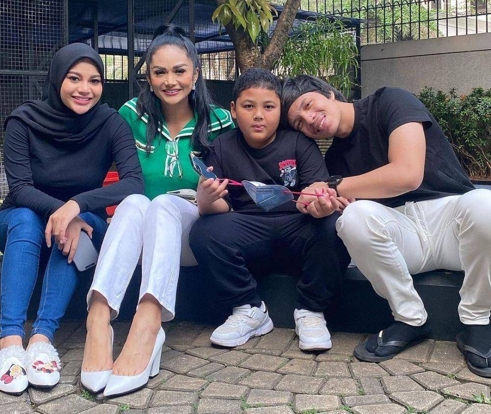 Krisdayanti bersama Aurel, Kellen dan Atta (instagram.com/krisdayantilemos)