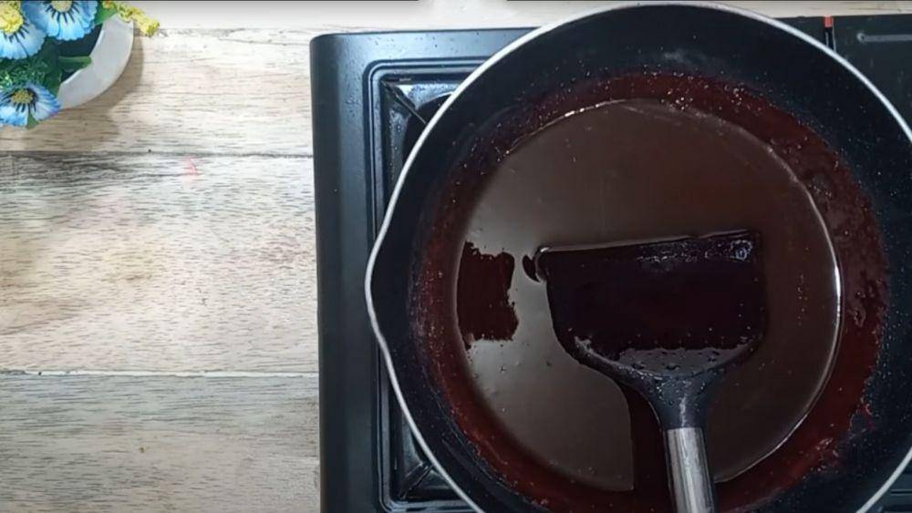 larutan sirop, air, dan gula pasir (youtube.com/Dapur Pak Rt)