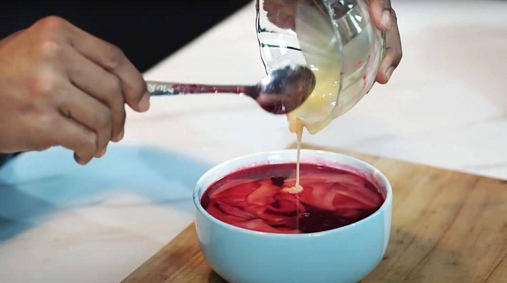 Proses penuangan kental manis ke dalam wadah. (youtube.com/Dapur Bucin)