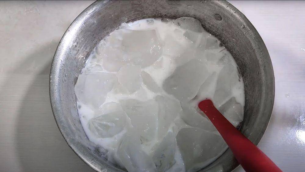 kuah susu dan es batu (youtube.com/ZHAKIR COOKING YT)